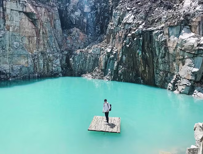 Sau thời gian không khai thác, cùng với mưa và các mạch nước ngầm đã tạo nên một hồ nước có màu xanh ngọc bích. Sau thời gian không khai thác, cùng với mưa và các mạch nước ngầm đã tạo nên một hồ nước có màu xanh ngọc bích.