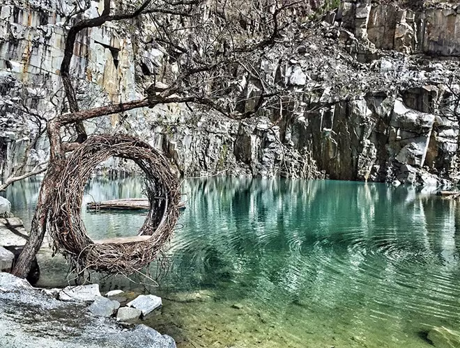 Xung quanh hồ nước là những vách đá nhiều màu sắc cao sừng sững. Màu nước đặc biệt ở đây chính là điều khiến cho mọi người có cảm giác như đang lạc trong một “tuyệt tình cốc” đẹp mê hồn. Xung quanh hồ nước là những vách đá nhiều màu sắc cao sừng sững. Màu nước đặc biệt ở đây chính là điều khiến cho mọi người có cảm giác như đang lạc trong một “tuyệt tình cốc” đẹp mê hồn.