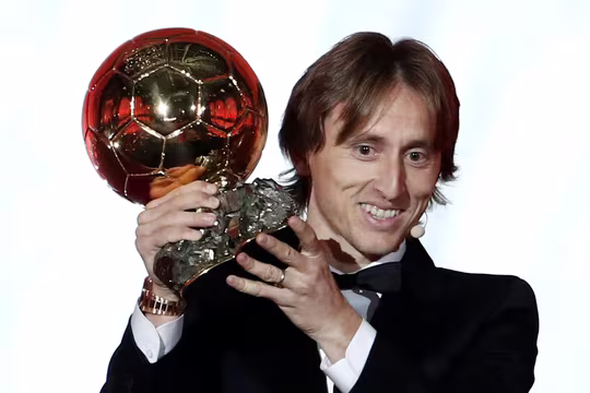 Modric là thế, giản dị, không ầm ỹ cũng giống như nụ cười của anh vậy, trở thành người đoạt bóng Vàngkhông có ồn àotrong những năm qua. Modric là thế, giản dị, không ầm ỹ cũng giống như nụ cười của anh vậy, trở thành người đoạt bóng Vàngkhông có ồn àotrong những năm qua.