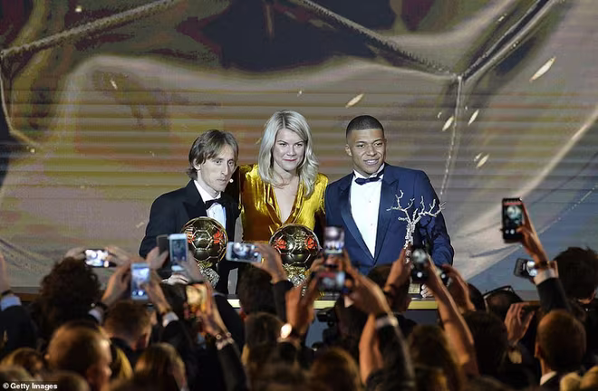Ba nhân vật bóng đá xuất sắc của năm 2018 Modric, Ada Hegerberg và Kylian Mbappe. Ba nhân vật bóng đá xuất sắc của năm 2018 Modric, Ada Hegerberg và Kylian Mbappe.