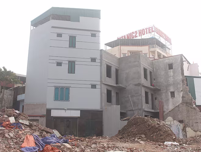 Nhiều căn nhà đang trong quá trình hoàn thiện, tương lai gần sẽ xuất hiện ngày càng nhiều căn nhà có hình thù "kì dị" trên đường Phạm văn Đồng.