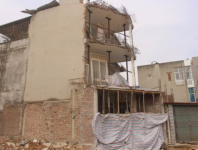 Những ngôi nhà có hình thù kì lạ, siêu mỏng, siêu méo xuất hiện ngày càng nhiều gây mất mĩ quan cho Thủ đô Hà Nội.