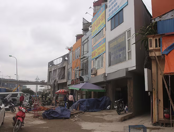 Gần đây, đường Phạm Văn Đồng xuất hiện những căn nhà có hình dạng “kì dị” khiến nhiều người không khỏi bất ngờ.