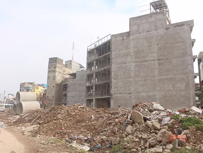 Nhiều ngôi nhà được thiết kế với “kiến trúc” lạ, nối tiếp nhau. Ngã tư Cổ Nhuế giao với Phạm văn Đồng là khu vực hiện tượng này xuất hiện nhiều nhất.