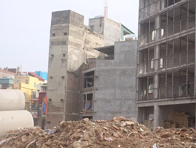 Theo người dân, đường Phạm Văn Đồng hiện có nhiều nhà được xây mới và tu sửa, hầu hết những ngôi nhà này đều không vuông vắn, mỗi nhà xây theo một kiểu.