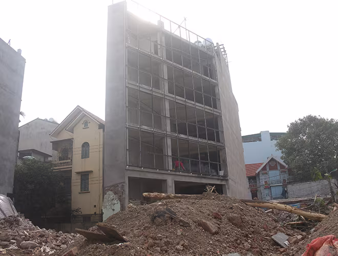 Lý giải về vấn đề xuất hiện nhiều căn nhà như vậy, bác Đỗ Kim Chung (trú tại Bắc Từ Liêm, Hà Nội) cho biết: “Sau khi giao một phần đất cho nhà nước để mở rộng đường, các hộ gia đình còn bao nhiêu đất thì xây như thế, muốn xây vuông vắn nhưng không đủ đất để xây".