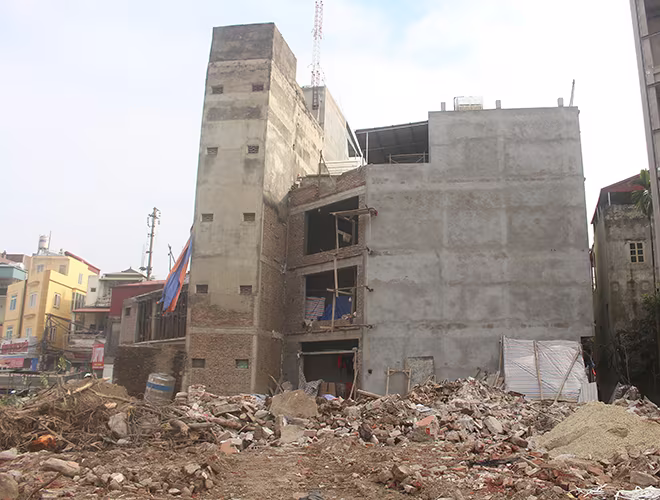 Nhiều căn nhà được tu sửa lại, cũng xuất hiện tình trạng siêu méo.