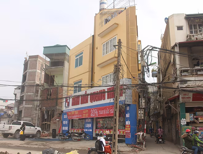 Ngay tại ngã tư Phạm Văn Đồng - Trần Cung "mọc" lên một ngôi nhà có hình tam giác.