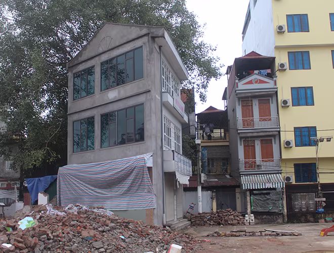 Trụ sở hợp tác xã Cổ Nhuế số 527 đường Phạm Văn Đồng, vừa sửa lại do trước đó giao đất để làm đường, bây giờ căn nhà này có hình dạng kì lạ, khiến nhiều người bất ngờ.