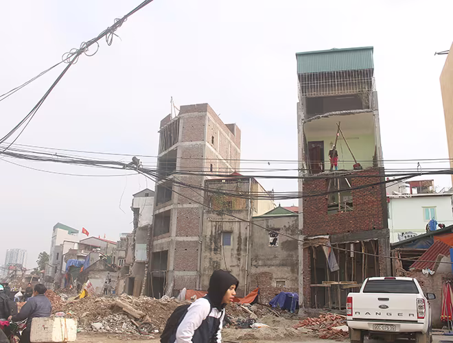 Nếu thống kê, có lẽ đường Phạm Văn Đồng là tuyến đường có nhiều ngôi nhà có hình dạng "kì dị" nhất Thủ đô.