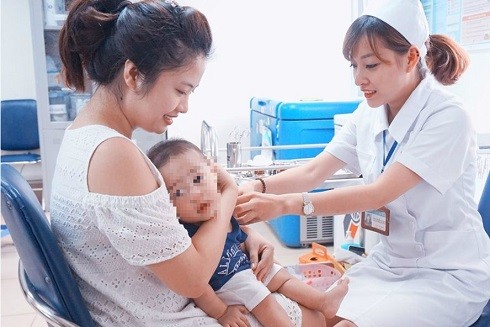 Trẻ gặp phản ứng khi tiêm vắc xin ComBE Five, phụ huynh cần làm gì? ảnh 1 Trẻ gặp phản ứng khi tiêm vắc xin ComBE Five, phụ huynh cần làm gì? ảnh 1