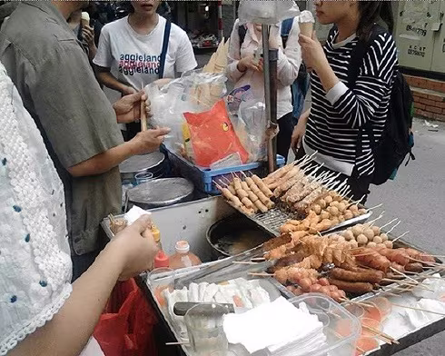 Nhập viện sau khi uống trà sữa: Hiểm họa từ thực phẩm bẩn quanh trường học ảnh 2 Nhập viện sau khi uống trà sữa: Hiểm họa từ thực phẩm bẩn quanh trường học ảnh 2