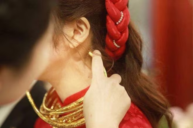 Những cô dâu "vẹo cổ" vì đeo vàng ngày cưới ảnh 3 Những cô dâu "vẹo cổ" vì đeo vàng ngày cưới ảnh 3