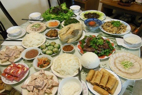 Quây quần bên mâm cơm cúng tất niên chiều 30 Tết ảnh 1 Quây quần bên mâm cơm cúng tất niên chiều 30 Tết ảnh 1