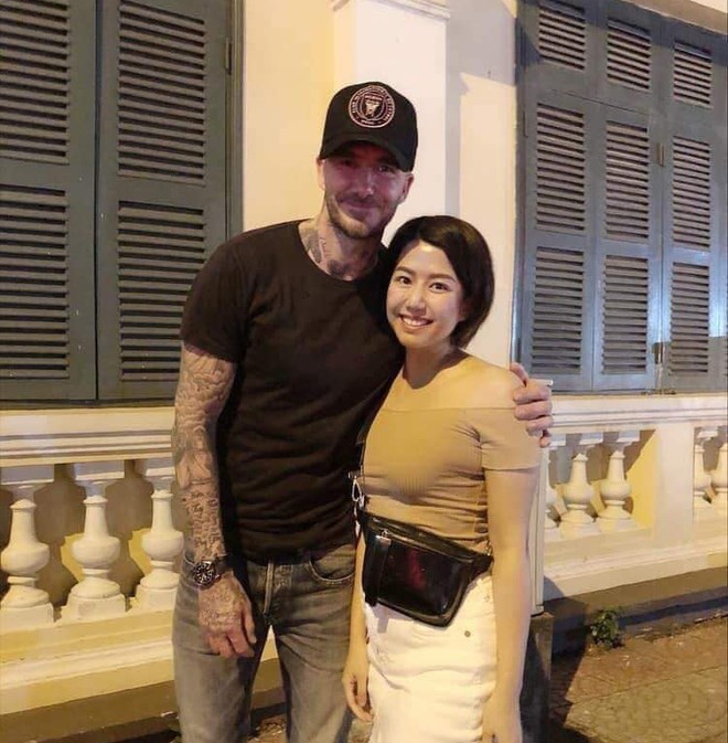 David Beckham bất ngờ xuất hiện tại phố đi bộ, khoác vai chụp ảnh cùng fan Việt ảnh 2 David Beckham bất ngờ xuất hiện tại phố đi bộ, khoác vai chụp ảnh cùng fan Việt ảnh 2