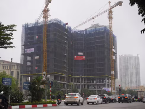 Nghề "lạ" ở Hà Nội: Khi nhân viên công sở làm việc ở... vỉa hè ảnh 1