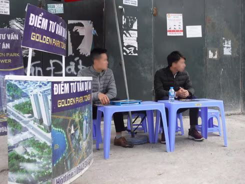 Nghề "lạ" ở Hà Nội: Khi nhân viên công sở làm việc ở... vỉa hè ảnh 2