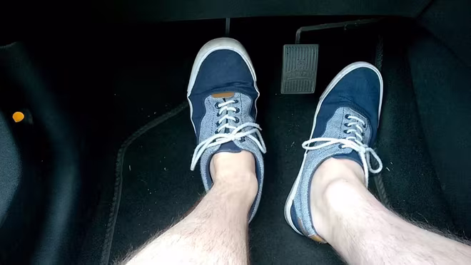 Làm sao tránh đạp nhầm chân ga với chân phanh khi lái xe ô tô? ảnh 2