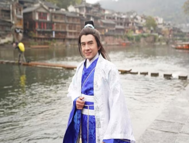 "Mưa trên cuộc tình" là phiên bản lời Việt của ca khúc "Trân trọng". Ca khúc này mới đây được Đan Trường đầu tư quay phim ca nhạc đậm chất cổ trang hoành tráng