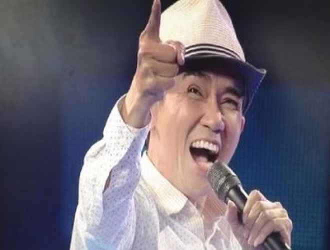 "Tình thơ" của nhạc sĩ Hoài An được Minh Thuận thể hiện lần đầu tiên vào năm 2001. Đến nay, ca khúc vẫn ghi đậm dấu ấn trong lòng các thế hệ học trò. Giọng ca nhẹ nhàng, trong trẻo của nam ca sĩ chiếm cảm tình của khán giả và giúp anh đoạt giải thưởng "Làn Sóng Xanh" thời bấy giờ