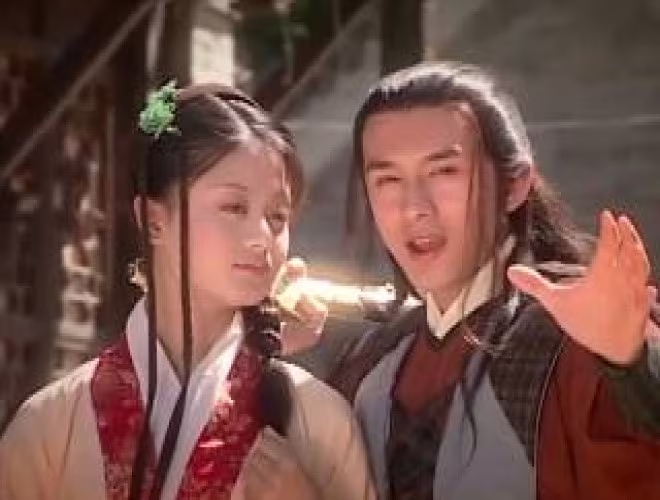 Bản gốc Hoa ca khúc "Phong ba tình đời" vô cùng nổi tiếng do Lưu Đức Hoa thể hiện. Giai điệu vừa đầy tràn ngập tình yêu lại có chút hoài cảm về một người con gái đã xa, khiến cho bài hát được nhiều người hâm mộ đón nhận một cách vô cùng thích thú