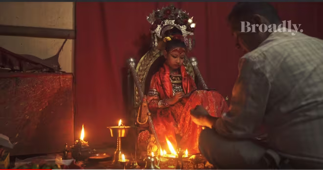 Kumari tại Nepal (3): Cuộc sống của một nữ thần ảnh 8 Kumari tại Nepal (3): Cuộc sống của một nữ thần ảnh 8