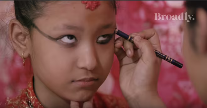 Kumari tại Nepal (3): Cuộc sống của một nữ thần ảnh 3 Kumari tại Nepal (3): Cuộc sống của một nữ thần ảnh 3
