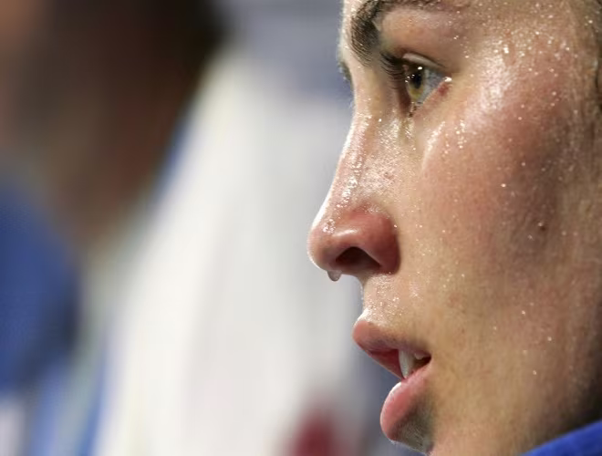 Thông thường, sau khi vận động mạnh hoặc tập thể dục, nhiệt độ cơ thể sẽ tăng lên, mồ hôi thoát ra nhiều hơn. Khi cơ thể ra nhiều mồ hôi, lỗ chân cũng mở rộng hơn. Nếu tắm vào lúc này, nước hoặc hơi nước sẽ ngấm qua lỗ chân lông vào da và trong cơ thể làm cho bạn dễ bị nhiễm lạnh, dẫn đến ho, sốt hoặc có nguy cơ viêm phổi