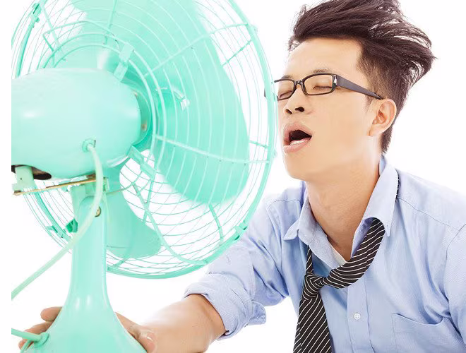 Trong mùa hè, nhiều người còn có thói quen sử dụng quạt máy để làm mát cơ thể. Tuy nhiên, các chuyên gia sức khỏe cảnh báo, nếu sử dụng quạt máy không đúng cách có thể dẫn đến những hệ lụy nghiêm trong cho sức khỏe