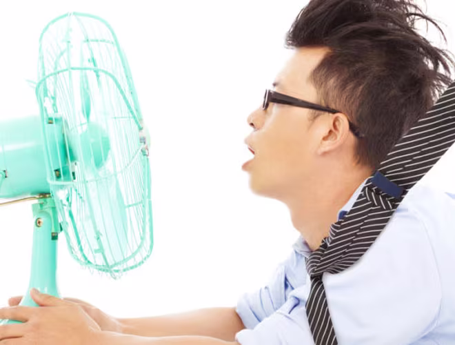 Ví dụ, khá nhiều người có thói quen để quạt thổi trực tiếp vào người. Khi luồng gió thổi trực tiếp vào người (với tốc độ quá lơn và khoảng cách gần) thì mồ hôi bốc hơi nhanh chóng, nhiệt độ ngoài da giảm xuống rõ rệt. Còn phần không có gió, mồ hôi bốc hơi chậm, nhiệt độ ngoài da tương đối cao, mạch máu da giãn rộng. Lúc này sự tuần hoàn máu của cả cơ thể bị mất cân bằng nên dễ bị cảm cúm