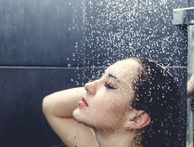 Cụ thể, nếu người trẻ tuổi tắm đêm sẽ khiến mạch máu bị co lại, nhất là khi tắm nước lạnh khiến việc lưu thông máu trở nên khó khăn, từ đó dễ gây ra đau đầu, đau vai. Lâu dần sẽ thành bệnh đau đầu kinh niên