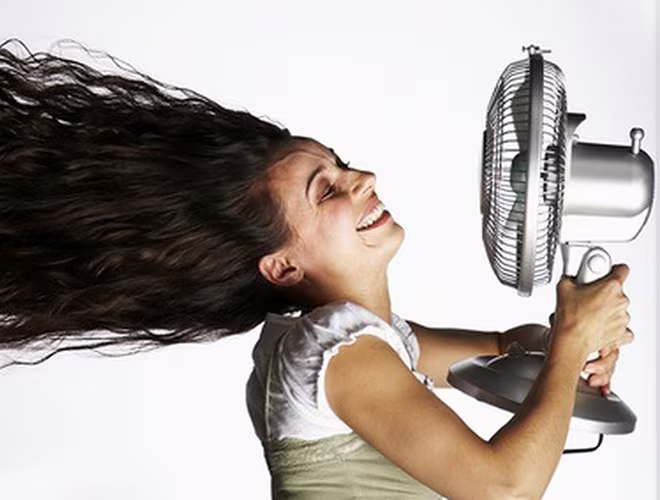 Ngoài ra khi để quạt thổi trực tiếp vào đầu, mặt cũng dễ khiến bạn bị đau đầu, chóng mặt... Do đó, lời khuyên khi sử dụng quạt máy là bạn nên ngồi xa và cho quạt quay đều các hướng để tránh bị cảm lạnh
