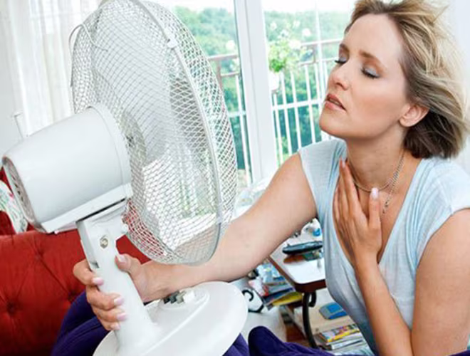 Bởi khi vận động mạnh, các mạch máu đang giãn nở, mồ hôi tiết ra nhiều. Gió từ quạt sẽ làm quá trình bài tiết mồ hôi bị ngưng trệ, mạch máu co đột ngột vô cùng nguy hiểm. Do vậy, bạn nên lấy khăn khô lau sạch mồ hôi rồi bật quạt từ xa để làm mát từ từ nhằm đảm bảo an toàn cho sức khỏe