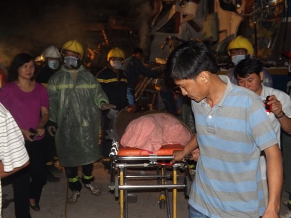 Trắng đêm đưa thi thể lái tàu mắc kẹt ra khỏi khoang lái ảnh 13 Trắng đêm đưa thi thể lái tàu mắc kẹt ra khỏi khoang lái ảnh 13