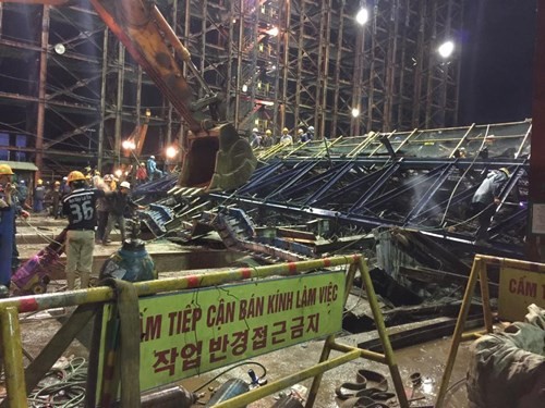 Ảnh hiện trường, cấp cứu cho nạn nhân vụ sập giàn giáo ở Formosa ảnh 5 Ảnh hiện trường, cấp cứu cho nạn nhân vụ sập giàn giáo ở Formosa ảnh 5