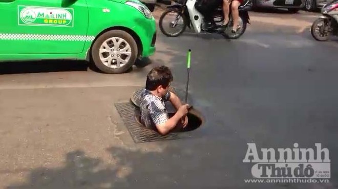 Xem màn tác nghiệp mạo hiểm ở miệng cống giữa dòng ô tô, xe máy ảnh 3 Xem màn tác nghiệp mạo hiểm ở miệng cống giữa dòng ô tô, xe máy ảnh 3