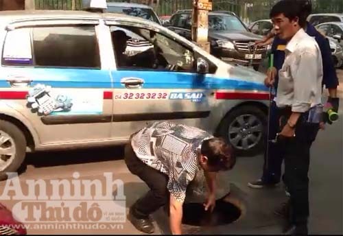 Xem màn tác nghiệp mạo hiểm ở miệng cống giữa dòng ô tô, xe máy ảnh 4 Xem màn tác nghiệp mạo hiểm ở miệng cống giữa dòng ô tô, xe máy ảnh 4