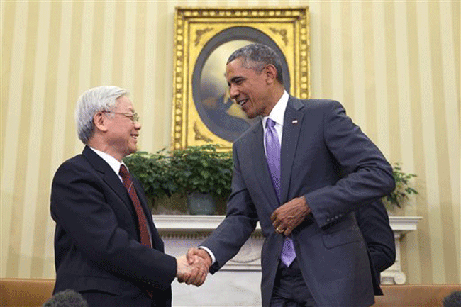 Cái bắt tay lịch sử giữa Tổng thống Obama và Tổng bí thư Nguyễn Phú Trọng ảnh 2 Cái bắt tay lịch sử giữa Tổng thống Obama và Tổng bí thư Nguyễn Phú Trọng ảnh 2