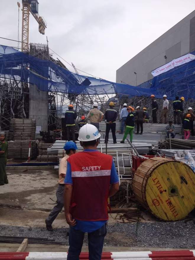 Khẩn trương cứu hộ, cứu nạn vụ sập giàn giáo công trình xây dựng 17 tầng ở TP.HCM ảnh 7 Khẩn trương cứu hộ, cứu nạn vụ sập giàn giáo công trình xây dựng 17 tầng ở TP.HCM ảnh 7