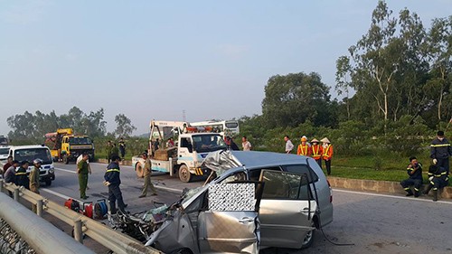 Tai nạn thảm khốc trên cao tốc Hà Nội-Thái Nguyên: Xe biến dạng, 3 người Hàn Quốc tử vong ảnh 4 Tai nạn thảm khốc trên cao tốc Hà Nội-Thái Nguyên: Xe biến dạng, 3 người Hàn Quốc tử vong ảnh 4