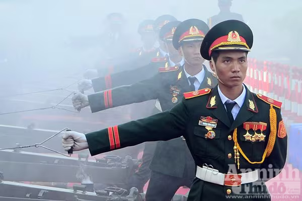 Cận cảnh diễn tập nghi thức bắn 21 phát đại bác chào mừng 70 năm Quốc khánh ảnh 6