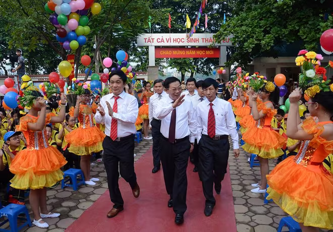 Chủ tịch UBND TP Hà Nội Nguyễn Thế Thảo đánh trống khai giảng tại trường THCS Giảng Võ ảnh 4