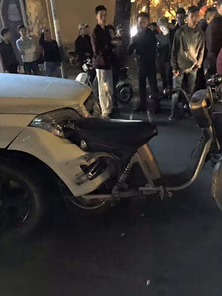 Tai nạn hy hữu, Mercedes "ngoạm" đuôi xe đạp điện ảnh 2 Tai nạn hy hữu, Mercedes "ngoạm" đuôi xe đạp điện ảnh 2