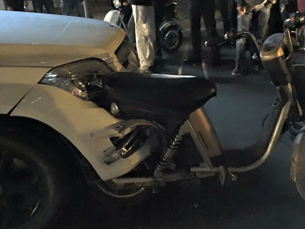 Tai nạn hy hữu, Mercedes "ngoạm" đuôi xe đạp điện ảnh 1 Tai nạn hy hữu, Mercedes "ngoạm" đuôi xe đạp điện ảnh 1