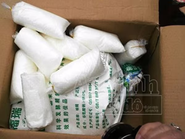 Bắt giữ đối tượng sản xuất bột ngọt, bột giặt giả bằng nguyên liệu trôi nổi từ Trung Quốc ảnh 1 Bắt giữ đối tượng sản xuất bột ngọt, bột giặt giả bằng nguyên liệu trôi nổi từ Trung Quốc ảnh 1