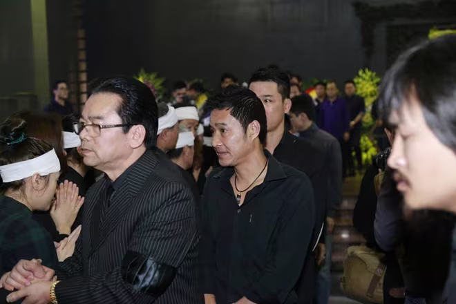 Đồng nghiệp, bạn bè xúc động tiễn đưa Trần Lập về nơi an nghỉ cuối cùng ảnh 20 Đồng nghiệp, bạn bè xúc động tiễn đưa Trần Lập về nơi an nghỉ cuối cùng ảnh 20