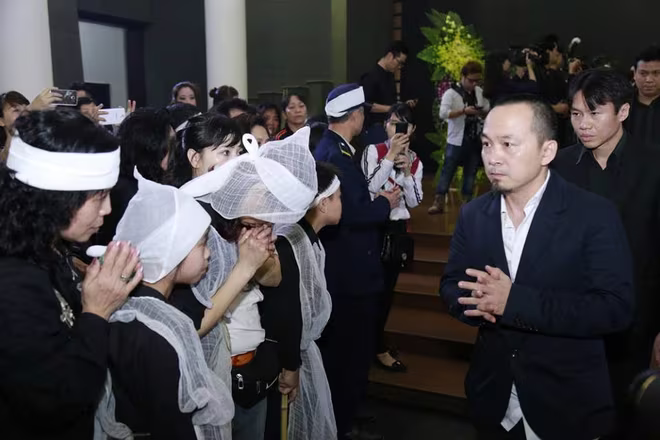 Đồng nghiệp, bạn bè xúc động tiễn đưa Trần Lập về nơi an nghỉ cuối cùng ảnh 19 Đồng nghiệp, bạn bè xúc động tiễn đưa Trần Lập về nơi an nghỉ cuối cùng ảnh 19