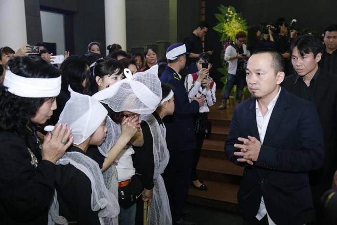 Đồng nghiệp, bạn bè xúc động tiễn đưa Trần Lập về nơi an nghỉ cuối cùng ảnh 19 Đồng nghiệp, bạn bè xúc động tiễn đưa Trần Lập về nơi an nghỉ cuối cùng ảnh 19
