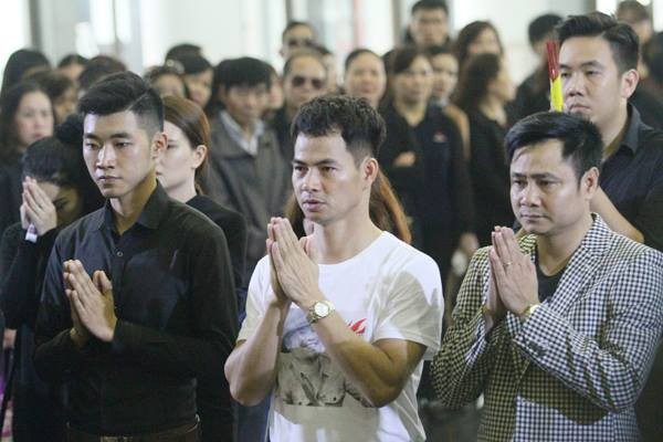 Đồng nghiệp, bạn bè xúc động tiễn đưa Trần Lập về nơi an nghỉ cuối cùng ảnh 21 Đồng nghiệp, bạn bè xúc động tiễn đưa Trần Lập về nơi an nghỉ cuối cùng ảnh 21