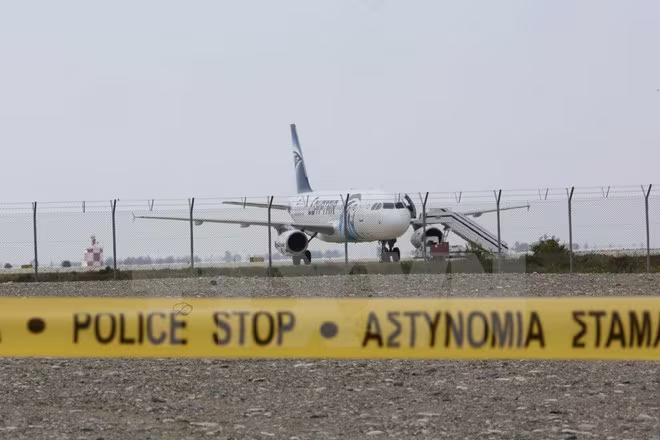 Kẻ bắt cóc máy bay của hãng hàng không Egypt Air đã bị bắt giữ ảnh 1 Kẻ bắt cóc máy bay của hãng hàng không Egypt Air đã bị bắt giữ ảnh 1